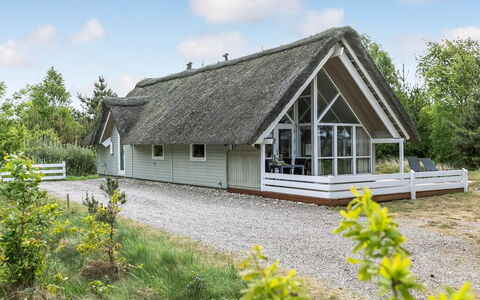Almina - 1Km from the Sea: Maison, Chalet, Toit, Batiments Jardin, Ombre, Cabanon, Arrière-Cour, Mobilier De Jardin, Cour, Pelouse