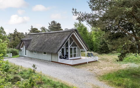 Almina - 1Km from the Sea: Maison, Chalet, Toit, Batiments Jardin, Ombre, Cabanon, Arrière-Cour, Mobilier De Jardin, Cour, Pelouse