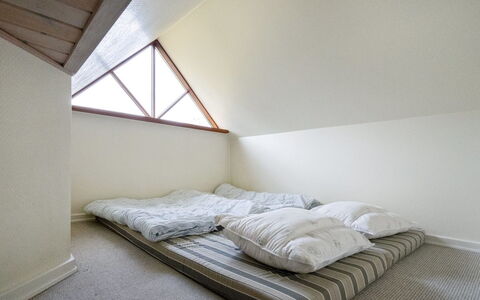 Amundi - 3.8Km from the Sea: Bois, Sol, Design Intérieur, Sol, Plafond, Chambre, Pièce, Éclairage, Lit, Grenier