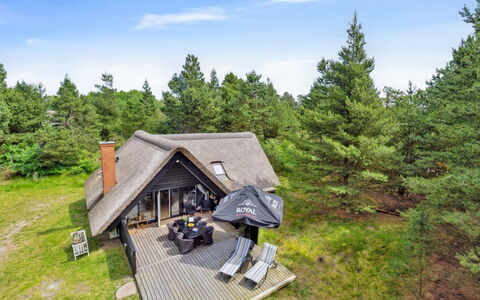 Magga - 3.2Km from the Sea: Maison, Domicile, Toit, Chalet, Arbuste, Siding, Porte, Jardin, Ferme