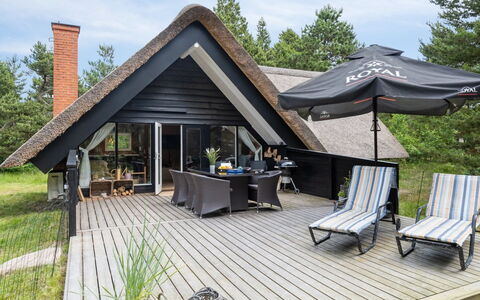 Magga - 3.2Km from the Sea: Maison, Domicile, Toit, Chalet, Arbuste, Siding, Porte, Jardin, Ferme