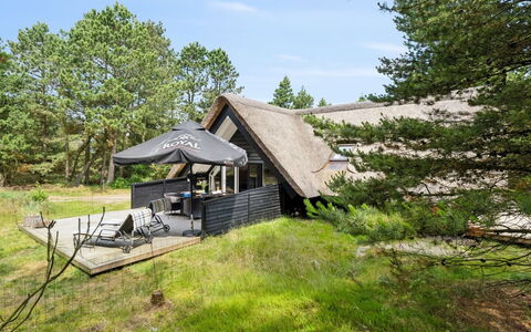 Magga - 3.2Km from the Sea: Maison, Domicile, Toit, Chalet, Arbuste, Siding, Porte, Jardin, Ferme