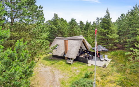 Magga - 3.2Km from the Sea: Bâtiment, Maison, Fenêtre, Domicile, Toit, Zone Résidentielle, Arbuste, Chalet, Lot Terre