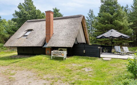 Magga - 3.2Km from the Sea: Bâtiment, Maison, Fenêtre, Domicile, Toit, Zone Résidentielle, Arbuste, Chalet, Lot Terre