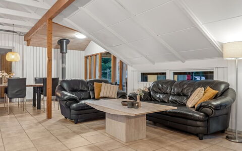 Niyazi - 3.1Km from the Sea: Sol, Meubles, Design Intérieur, Canapé, Sol, Bois, Plafond, Salon, Éclairage, Pièce