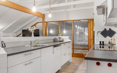Niyazi - 3.1Km from the Sea: Cuisine, Comptoir, Sol, Design Intérieur, Plafond, Bois, Cabinetry, Sol, Appareil De Cuisine, Principaux Appliance