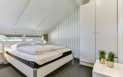 Niyazi - 3.1Km from the Sea: Plafond, Design Intérieur, Sol, Sol, Chambre, Pièce, Lit, Cadre De Lit, Literie, Drap De Lit