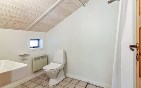 Niyazi - 3.1Km from the Sea: Sol, Luminaire Plomberie, Sol, Plafond, Salle De Bains, Design Intérieur, Toilette, Plomberie, Robinet, Évier