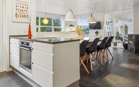 Tora - 3Km from the Sea: Sol, Design Intérieur, Meubles, Cuisine, Bois, Sol, Plafond, Comptoir, Parquet, Cabinetry