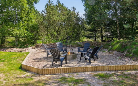 Tora - 3Km from the Sea: Arbuste, Jardin, Couverture De Sol, Mobilier De Jardin, Aménagement Paysager, Arrière-Cour, Dur, Ombre, Planche, Passerelle