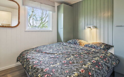 Tora - 3Km from the Sea: Bois, Chambre, Design Intérieur, Sol, Plafond, Sol, Lit, Meubles, Drap De Lit, Literie