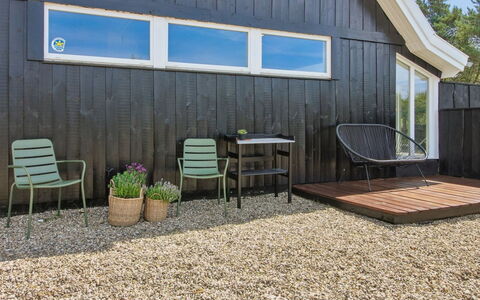 Tora - 3Km from the Sea: Bois, Planche, Dur, Tache De Bois, Mobilier De Jardin, Ombre, Jardin, Siding