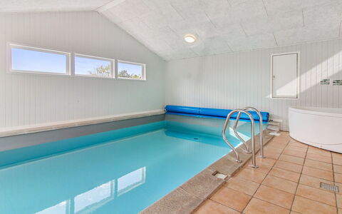 Tora - 3Km from the Sea: Sol, Sol, Plafond, Composite, Piscine, Tache De Bois, Dur, Conception, Parquet, Tuile