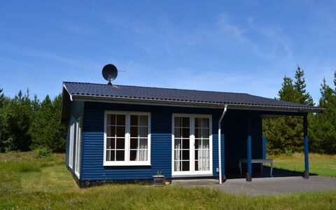 Redward - 1Km from the Sea: Herbe, Maison, Chalet, Toit, Domicile, Lot Terre, Porte, Batiments Jardin, Siding, Cabanon