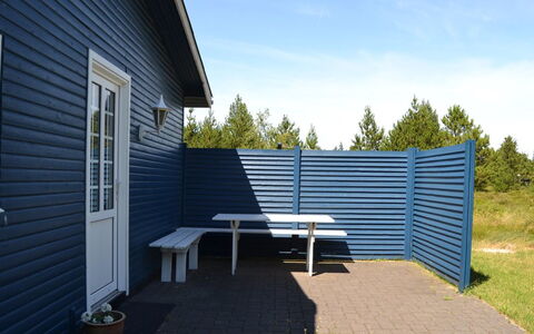 Redward - 1Km from the Sea: Bleu, Siding, Ombre, Mobilier De Jardin, Arrière-Cour, Cour, Dur, Planche, Pelouse, Conception
