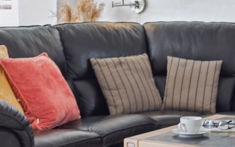 Langsom - 100M from the Sea: Meubles, Canapé, Salon, Design Intérieur, Confort, Coussin, Throw Pillow, Cuir, Oreiller