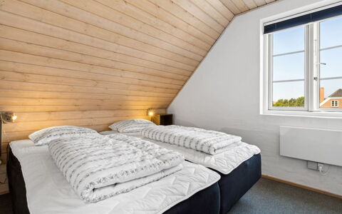 Langsom - 100M from the Sea: Bois, Chambre, Dur, Daylighting, Lit, Literie, Tache De Bois, Cadre De Lit, Grenier, Planche