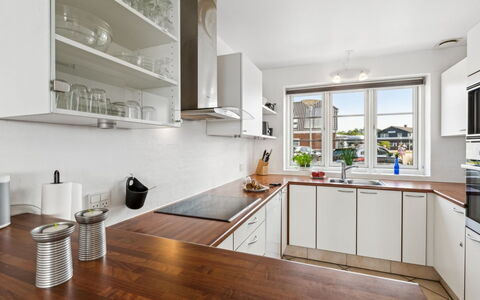 Langsom - 100M from the Sea: Cuisine, Comptoir, Appareil De Cuisine, Cabinetry, Design Intérieur, Meubles, Sol, Principaux Appliance, Bois, Électroménager