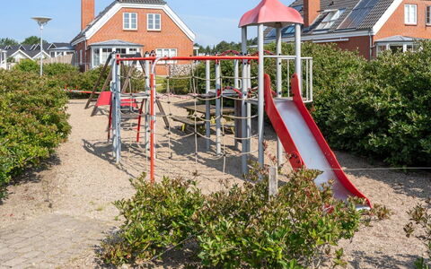 Langsom - 100M from the Sea: Équipement Extérieur Play, Espace Public, Toboggan, Des Loisirs, Établissements Humains, Chute, Terrain De Jeux, Loisir, Jardin, Aménagement Paysager