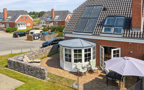 Langsom - 100M from the Sea: Toit, Domicile, Porte, Meubles, Mobilier De Jardin, Chaise, Chalet, Biens, Patio, Jardin