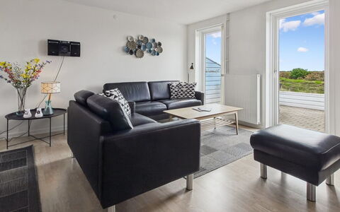 Femja - 2.3Km from the Sea: Design Intérieur, Sol, Meubles, Sol, Bois, Canapé, Plafond, Salon, Pièce, Appartement