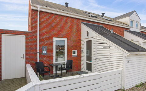 Femja - 2.3Km from the Sea: Chalet, Jardin, Siding, Batiments Jardin, Ombre, Cour, Arrière-Cour, Pelouse, Ferme, Aménagement Paysager