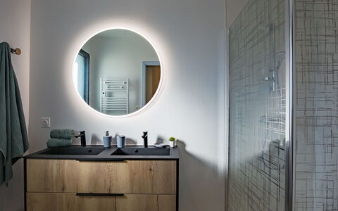 Ericaro: Miroir, Robinet, Bâtiment, Évier, Cabinetry, Comptoir, Luminaire Plomberie, Bois, Armoire De Toilette