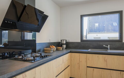 Ericaro: Cabinetry, Comptoir, Propriété, Meubles, Robinet, Evier, Évier, Bois, Bâtiment, Cuisine