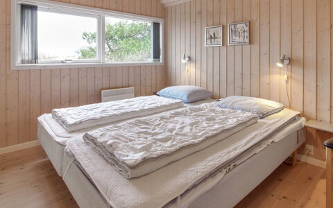 Oivi - 430M from the Sea: Chambre, Bois, Lit, Drap De Lit, Literie, Design Intérieur, Plafond, Sol, Sol, Cadre De Lit