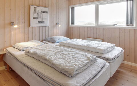 Oivi - 430M from the Sea: Chambre, Bois, Drap De Lit, Lit, Literie, Cadre De Lit, Plafond, Linge, Gelé, Calotte Glaciaire