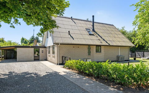 Marka - 2.5Km from the Sea: Maison, Toit, Domicile, Chalet, Biens, Ferme, Villa, Porche, Siding