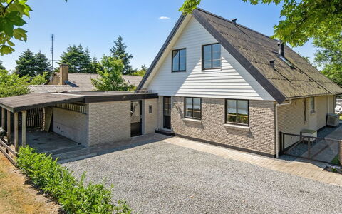 Marka - 2.5Km from the Sea: Bâtiment, Toit, Maison, Domicile, Zone Résidentielle, Chalet, Siding, Biens, Porte, Ferme