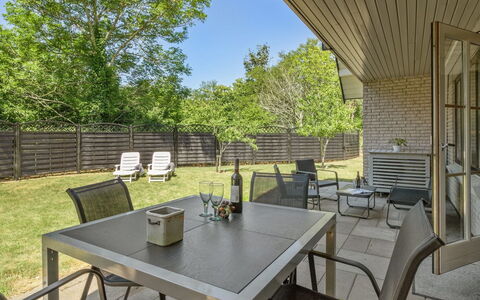 Marka - 2.5Km from the Sea: Mobilier De Jardin, Meubles, Chaise, Tableau De Plein Air, Ombre, Jardin, Table Cuisine Et Salle A Manger, Aménagement Paysager, Plate-Forme, Biens