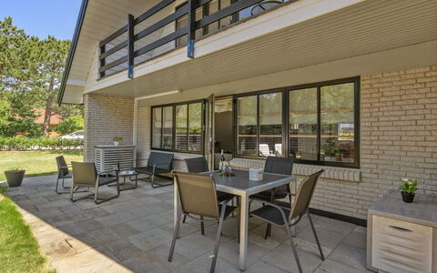 Marka - 2.5Km from the Sea: Bois, Meubles, Porte, Mobilier De Jardin, Porche, Domicile, Chaise, Ombre, Patio, Tache De Bois