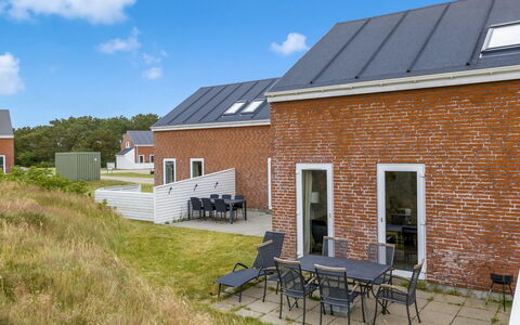 Reija - 2.3Km from the Sea: Bois, Sol, Meubles, Évier, Design Intérieur, Sol, Principaux Appliance, Comptoir, Luminaire Plomberie, Cuisine