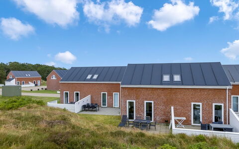 Reija - 2.3Km from the Sea: Bois, Sol, Meubles, Évier, Design Intérieur, Sol, Principaux Appliance, Comptoir, Luminaire Plomberie, Cuisine