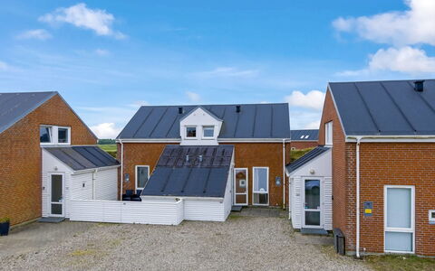 Reija - 2.3Km from the Sea: Chalet, Jardin, Siding, Batiments Jardin, Ombre, Cour, Arrière-Cour, Pelouse, Ferme, Aménagement Paysager