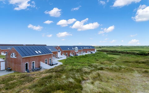 Reija - 2.3Km from the Sea: Architecture, Toit, Domicile, Composite, Daylighting, Siding, Allée