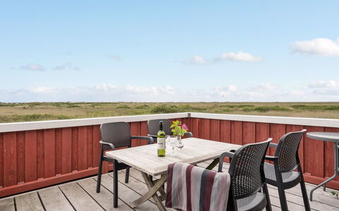 Sybilla - 700M from the Sea: Meubles, Bois, Table, Sol, Chaise, Sol, Tache De Bois, Dur, Parquet, Table Cuisine Et Salle A Manger