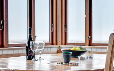 Sybilla - 700M from the Sea: Bois, Design Intérieur, Verre, Tache De Bois, Vernis, Dur, Salle À Manger, Serveware, Daylighting, Table Cuisine Et Salle A Manger
