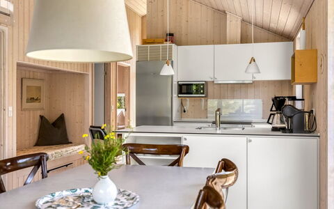 Turkka - 3.8Km from the Sea: Meubles, Design Intérieur, Cuisine, Sol, Luminaire, Bois, Plafond, Comptoir, Pièce, Sol