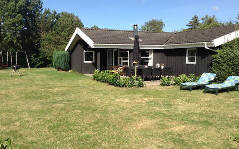 Sena - 250M from the Sea: Bois, Maison, Chalet, Domicile, Toit, Zone Rurale, Siding, Cabane En Rondins, Batiments Jardin, Dur
