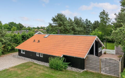 Hithin - 800M from the Sea: Toit, Maison, Domicile, Chalet, Siding, Biens, Allée, Batiments Jardin, Cour, Cabanon