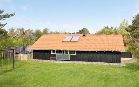 Hithin - 800M from the Sea: Toit, Maison, Domicile, Chalet, Siding, Biens, Allée, Batiments Jardin, Cour, Cabanon