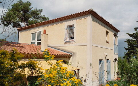 La Cigale: Fleur, Ciel, Plante, Nuage, Bâtiment, Propriété, Fenêtre, Arbre, Maison, Jaune
