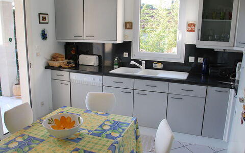La Cigale: Comptoir, Pièce, Cuisine, Meubles, Propriété, Cabinetry, Design Intérieur, Sol, Bâtiment, Maison
