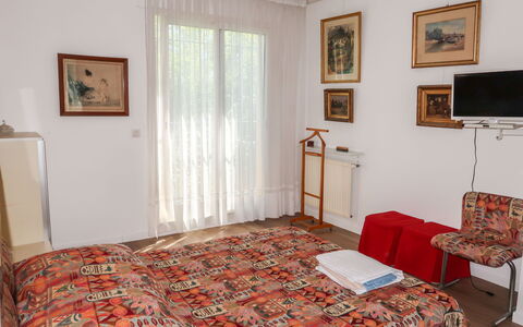 La Cigale: Meubles, Cadre, Propriété, Bâtiment, Confort, Bois, Textile, Design Intérieur, Sol, Cadre De Lit
