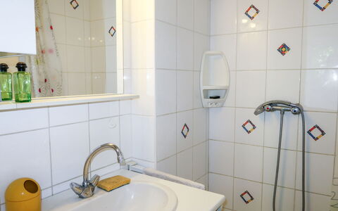 La Cigale: Robinet, Miroir, Luminaire Plomberie, Évier, Propriété, Lavabo, Blanc, Vert, Violet, Salle De Bains