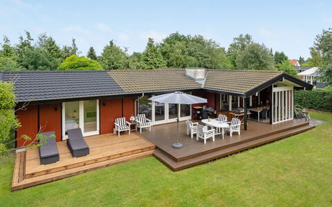 Malwina - 800M from the Sea: Toit, Maison, Domicile, Zone Résidentielle, Porche, Biens, Porte, Chalet, Ombre, Jardin