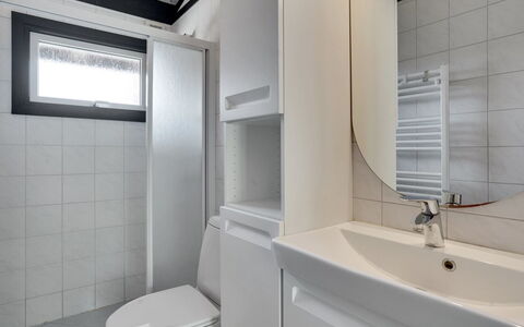 Malwina - 800M from the Sea: Luminaire Plomberie, Évier, Salle De Bains, Sol, Design Intérieur, Lavabo, Sol, Plafond, Robinet, Plomberie